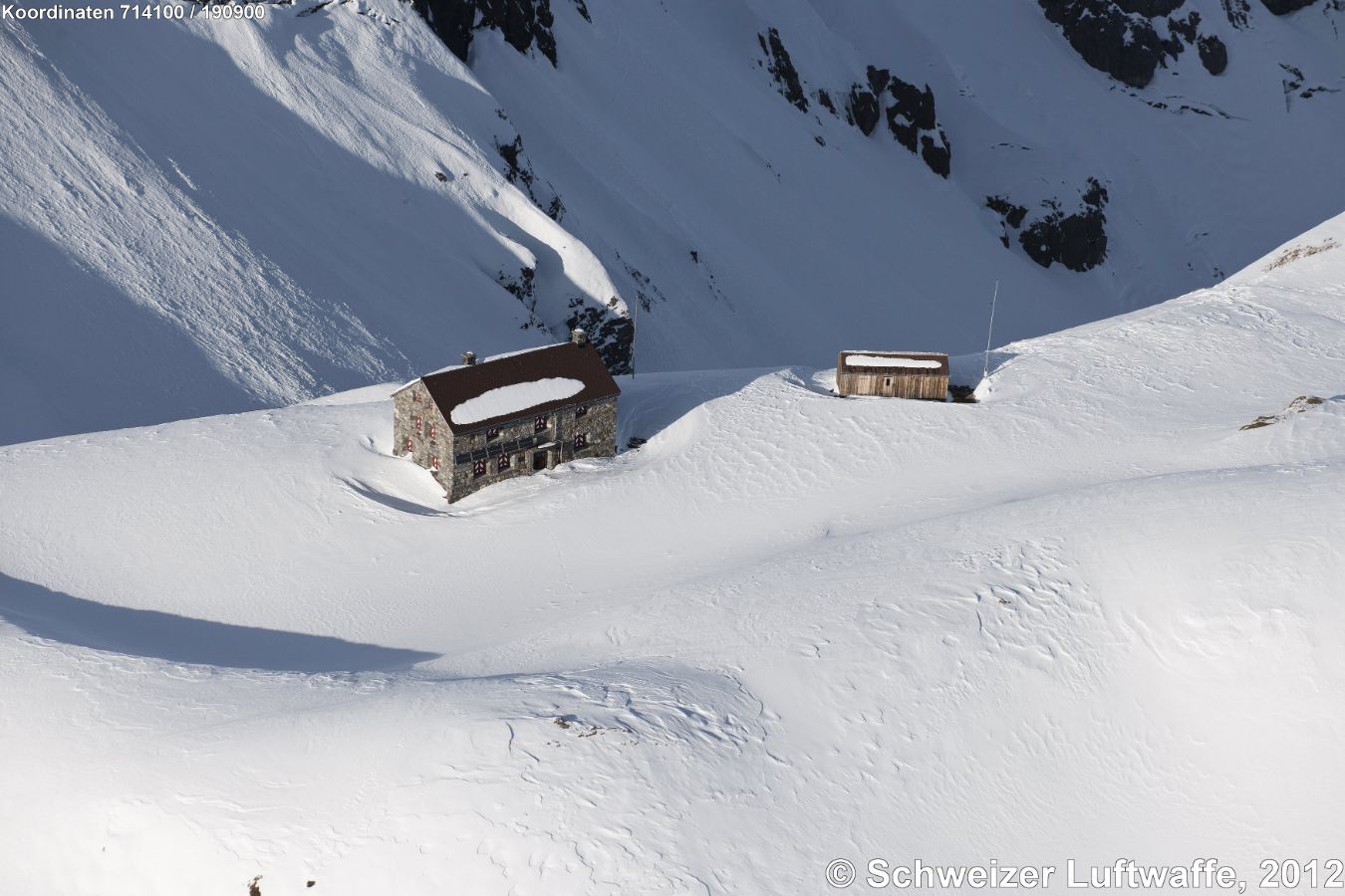 Clariden Hütte; Sommerweg: vom Urnerboden zum Fisetenpass mit Gondelbahn, dannn Malor und Geissstein in 3 Stunden.